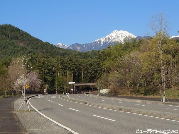 常念岳に続くカーブ