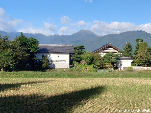 常念岳と屋敷林