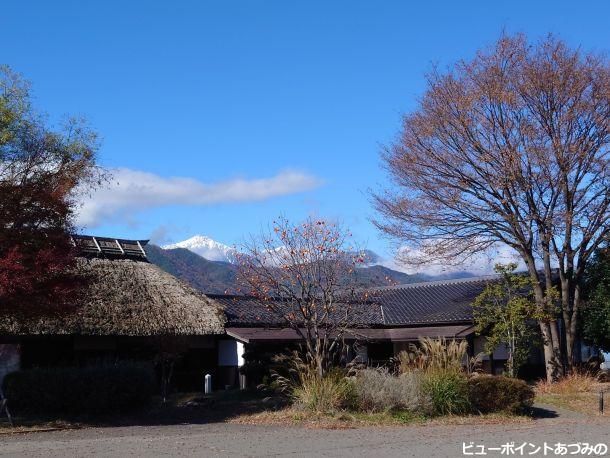 茅葺民家と常念岳