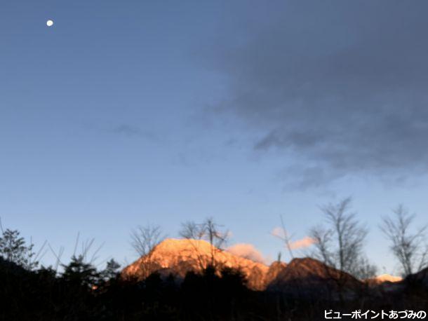 朝日に映える有明山