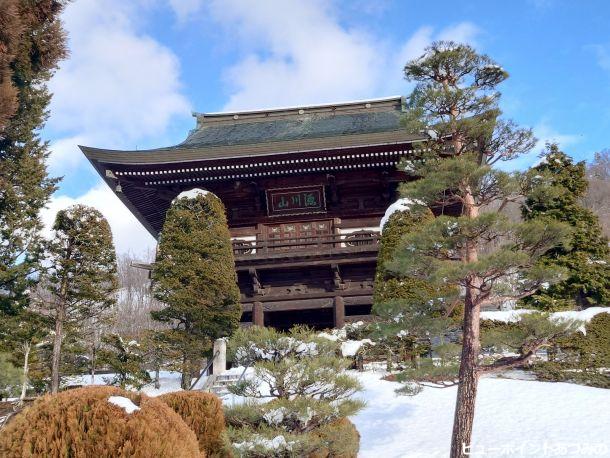 雪化粧した山門