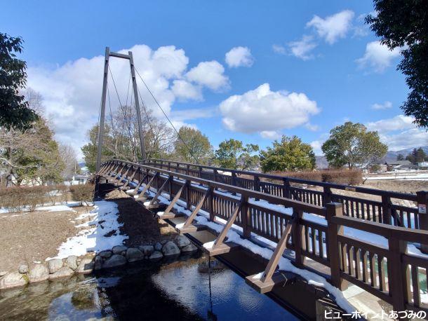 湧水と吊り橋