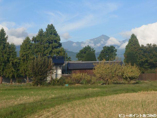 常念岳と屋敷林