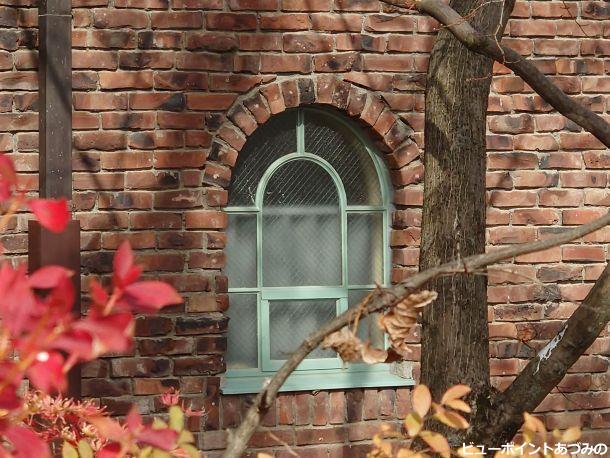 煉瓦のアーチ窓