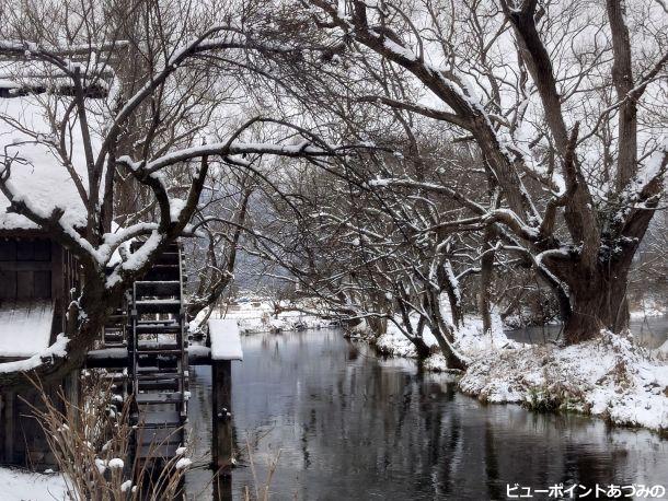 雪化粧した水車小屋