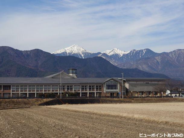 堀金小学校と常念岳