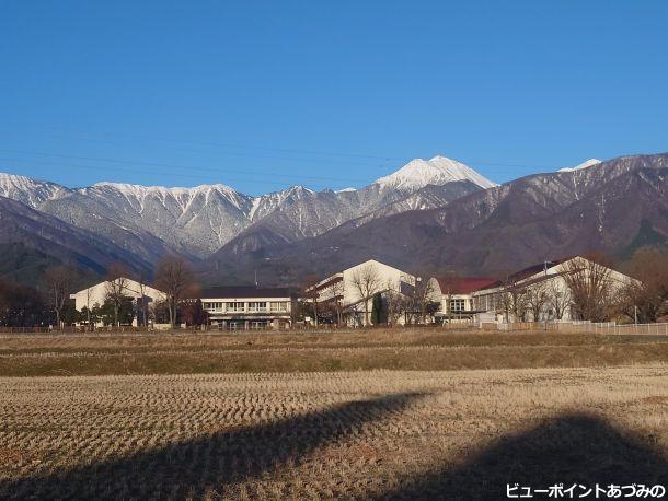 穂高西小学校と蝶常念