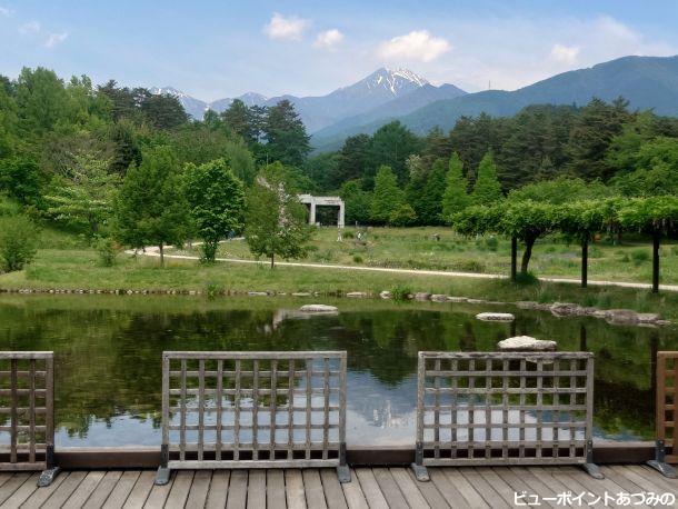 テラスと池と常念岳
