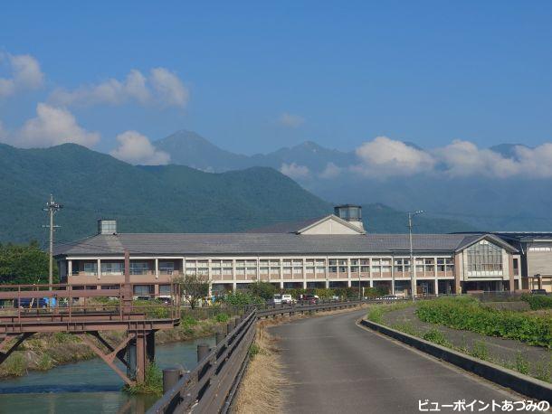 堀金小学校と常念岳