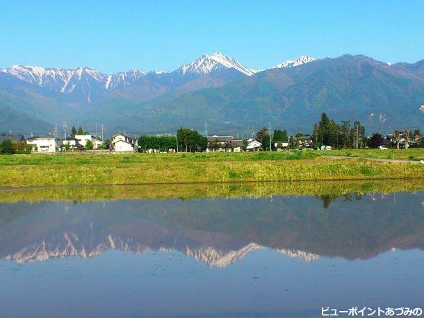 水鏡の常念岳