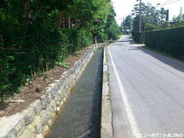 水と緑の小路