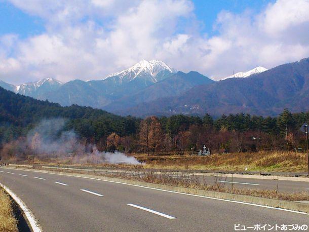 野焼きと常念岳