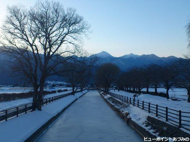 雪の拾ヶ堰と常念岳