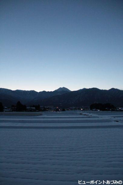 雪の畑と宵の常念