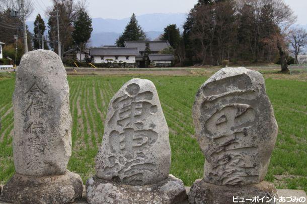 石像物と民家