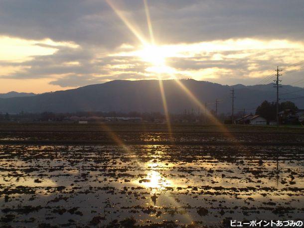 水鏡に映る朝陽