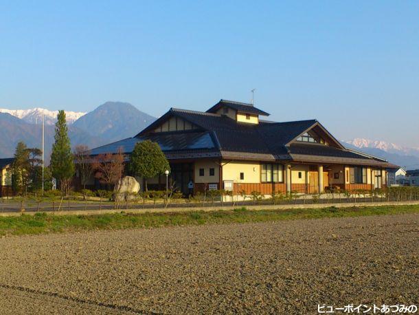 柏原会館と有明山