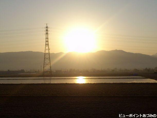 水鏡に映る朝陽