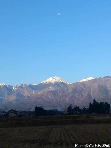 冬の常念岳と月