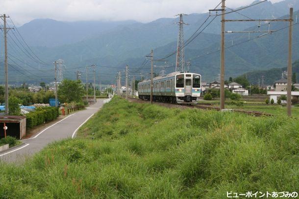 仏崎駅跡を走る大糸線