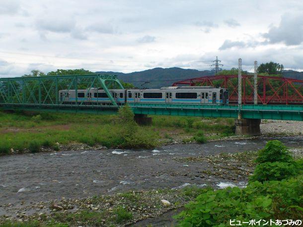 穂高川を渡る大糸線